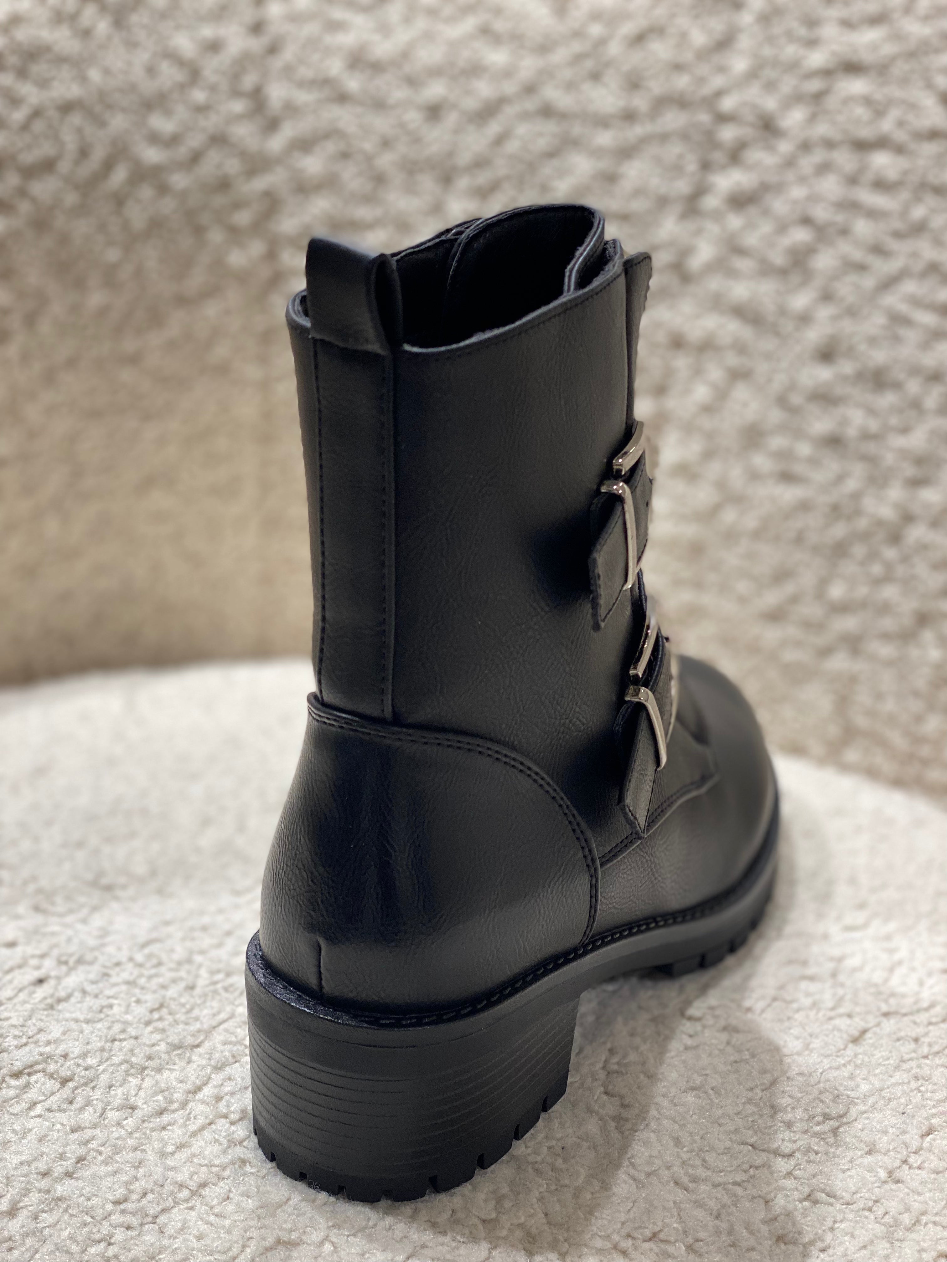 By Lagoni - Støvle m. sølv spænder - Sort