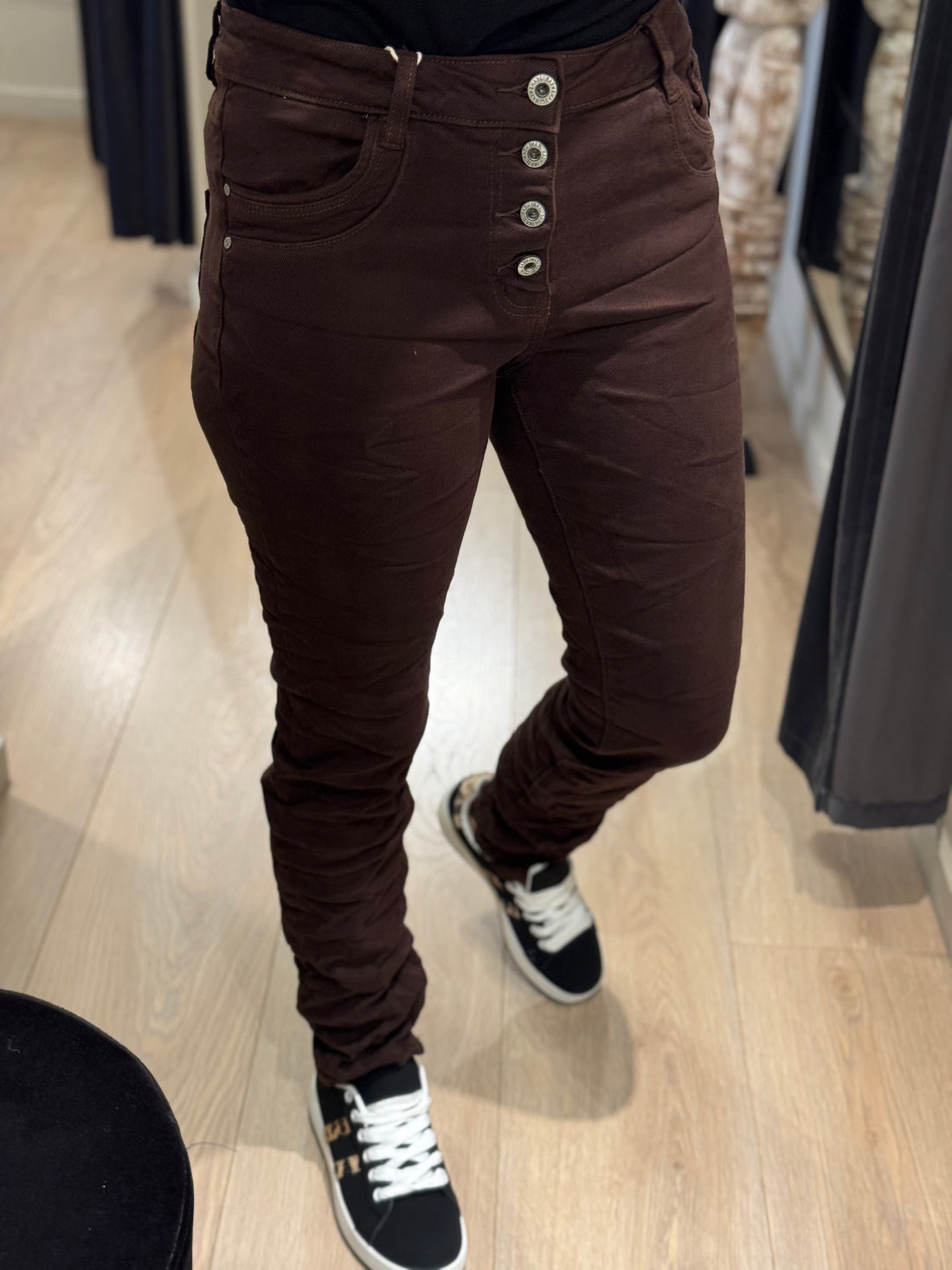 Jewelly - Jeans - Chokoladebrun - Knapper