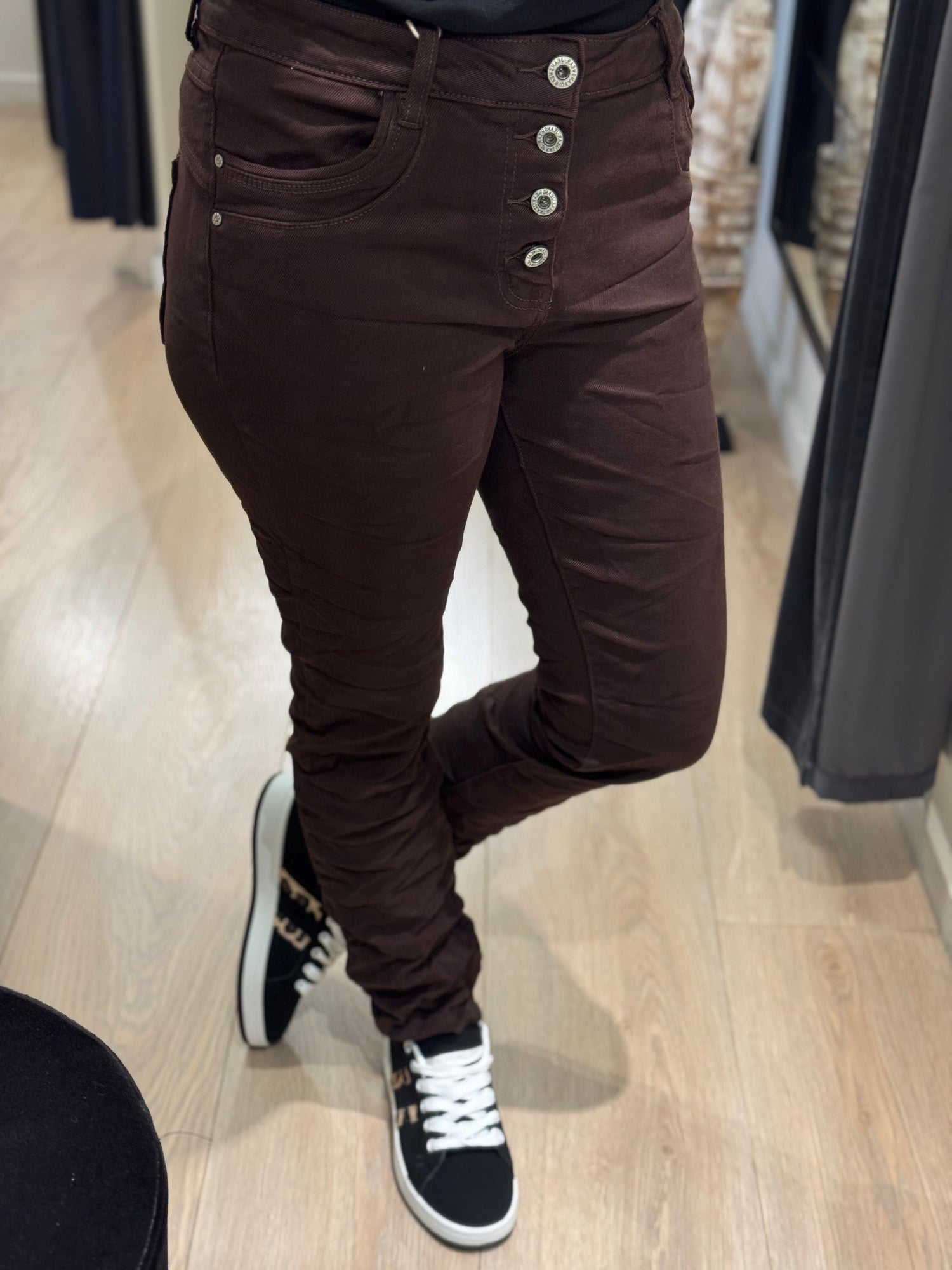 Jewelly - Jeans - Chokoladebrun - Knapper