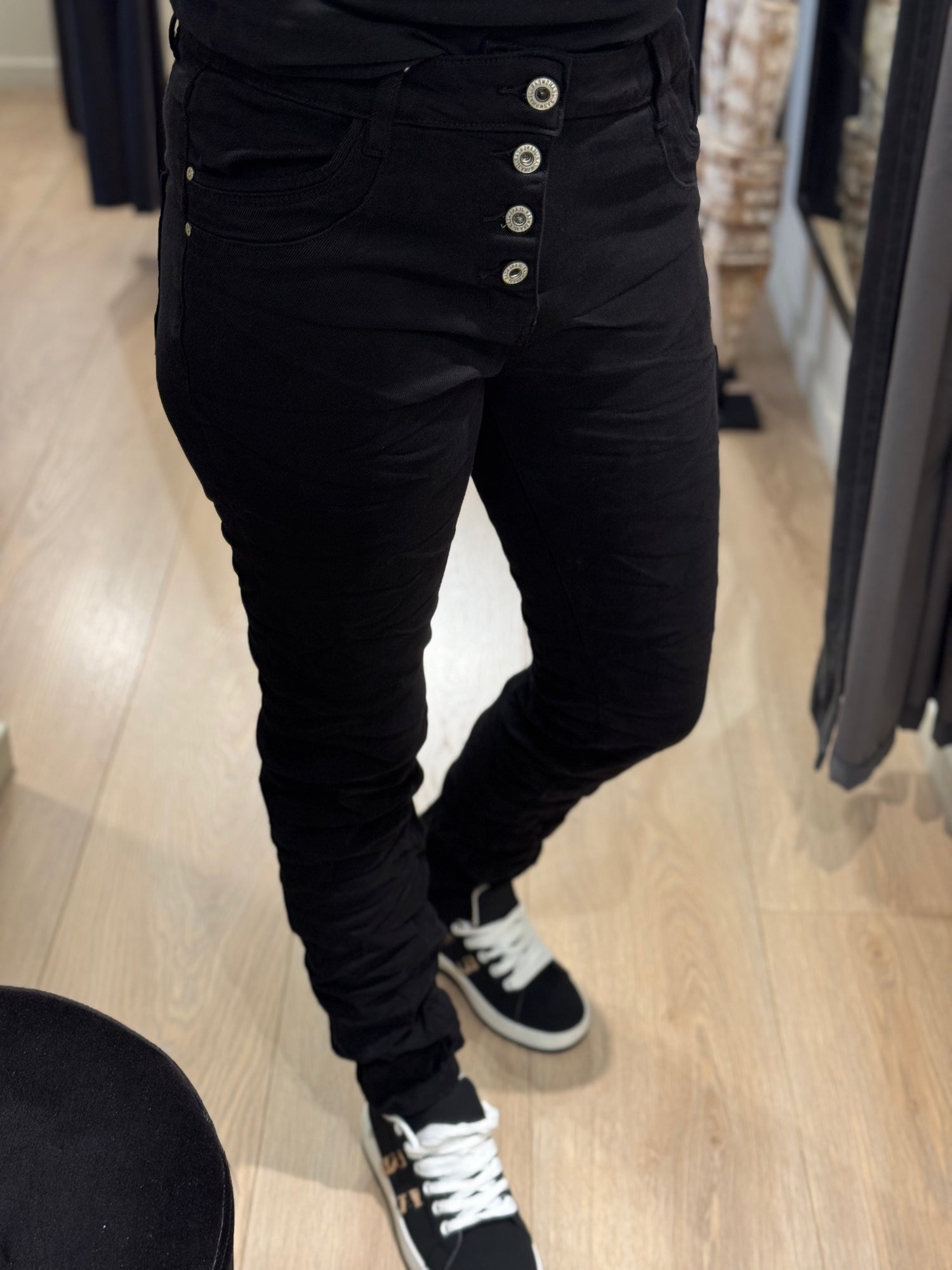 Jewelly - Jeans - Sort - Knapper